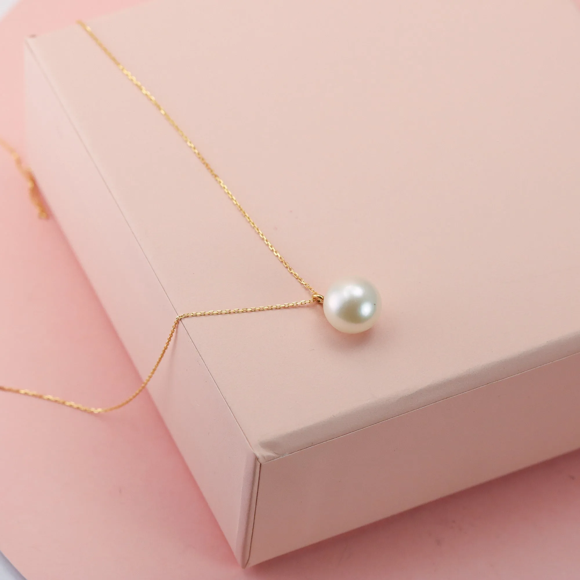 Simple Pearl Necklace in Solid 14K
